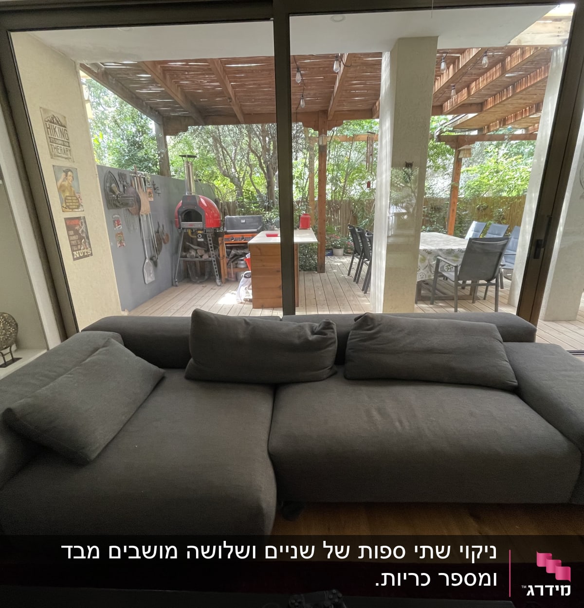 ספה אפורה עם כריות בסלון מואר